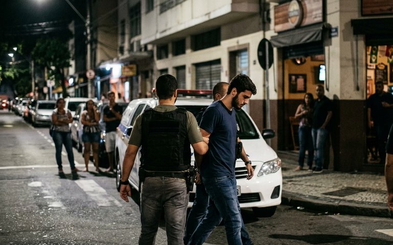Estudante universitário é preso suspeito de estuprar adolescente em bar de Botafogo