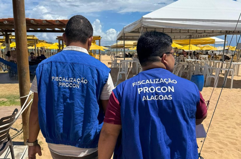Operação Verão: Procon autua cinco estabelecimentos na Praia do Gunga