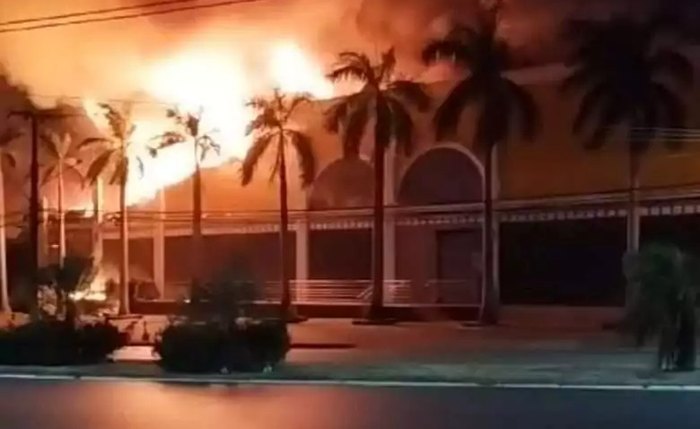 Fogo teria começado em uma das lojas do shopping