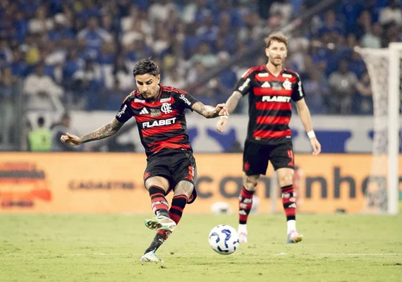 Gabigol decide nos acréscimos, Cruzeiro vence Flamengo e Palmeiras lidera Brasileirão