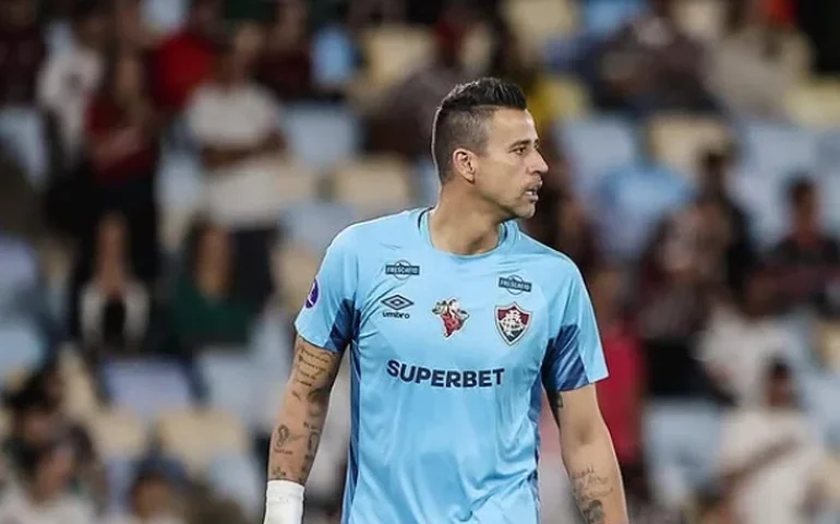 Fluminense sofre sustos, mas bate Athletico-PR e entra na briga pela liderança do Brasileirão