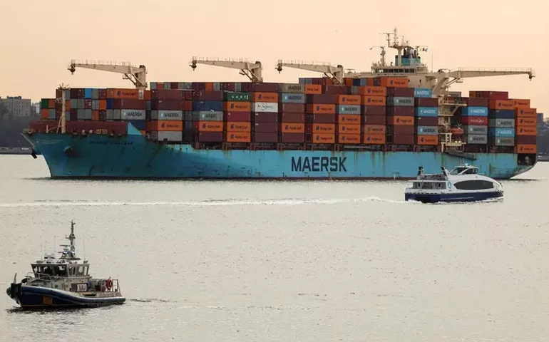 Maersk diz que navio atravessou Ormuz sob escolta dos EUA; mídia iraniana nega