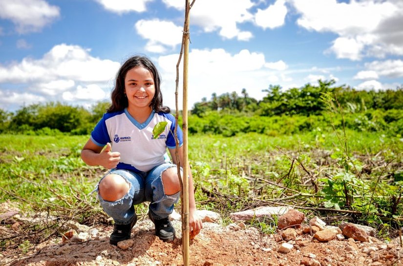 Alunos da rede pública de Arapiraca participam de plantio de 600 mudas na Marginal do Piauí