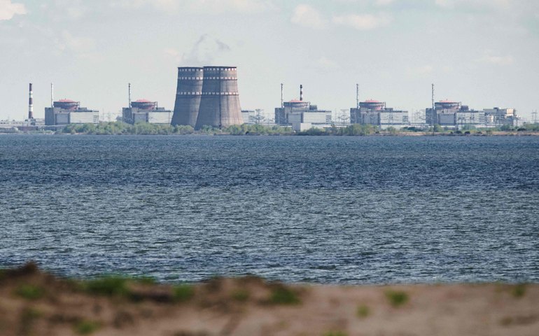 Ucrânia e Rússia trocam acusações de ataque iminente à maior usina nuclear da UE