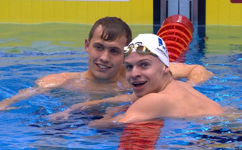 Francês quebra recorde mundial nos 400m medley na presença de Phelps; brasileiros não brilham