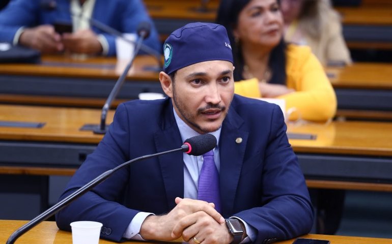 Comissão aprova projeto que restringe venda de produto odontológico de uso profissional