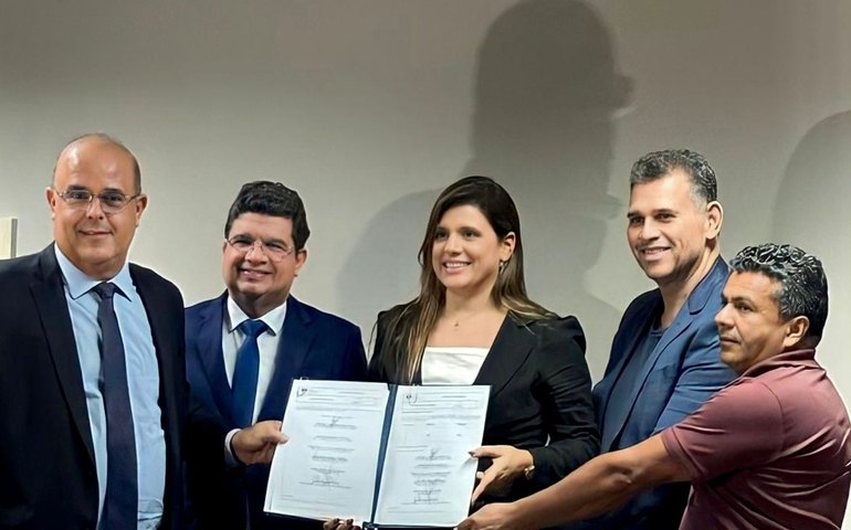 Prefeita Marcela Gomes assina termo de adesão de Novo Lino ao programa Moradia Legal