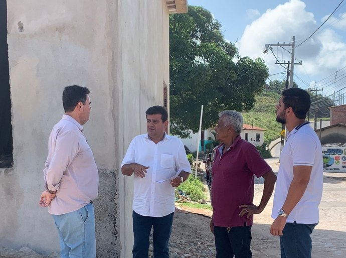 Vereador Aldo Loureiro leva secretário de Infraestrutura para conhecer de perto problemas da Grota do Arroz