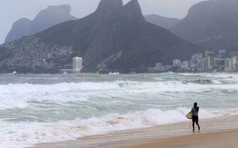 Marinha emite aviso de ressaca e alerta de ventos fortes no Rio
