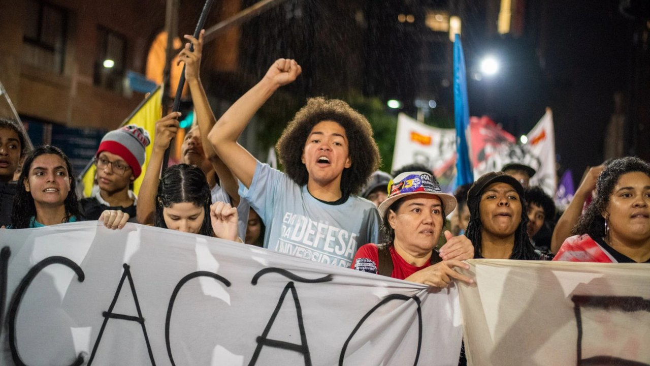 Ativistas fazem caminhada pela democracia no centro do Rio
