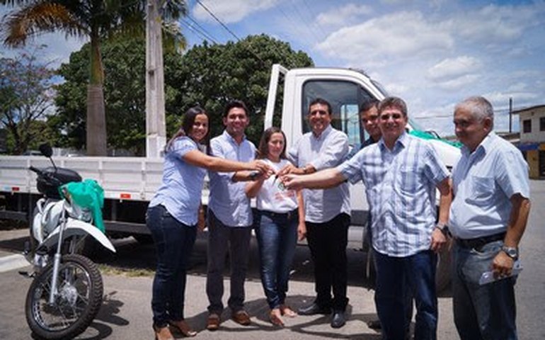 Veículos cedidos pelo Governo facilitará trabalho de agricultores de São José da Laje