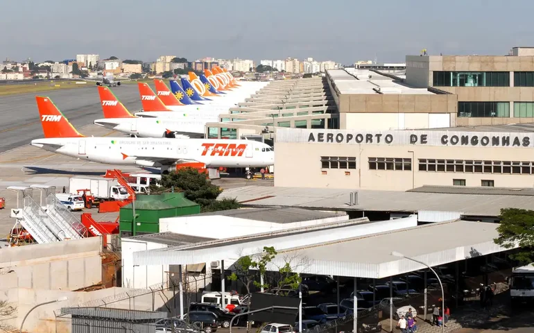 Aeroportos de Congonhas, em SP, e Santos Dumont, no Rio, têm voos cancelados