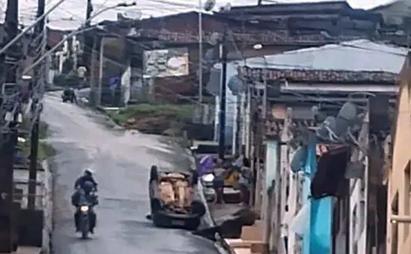 Carro capota em ladeira de Palmeira dos Índios