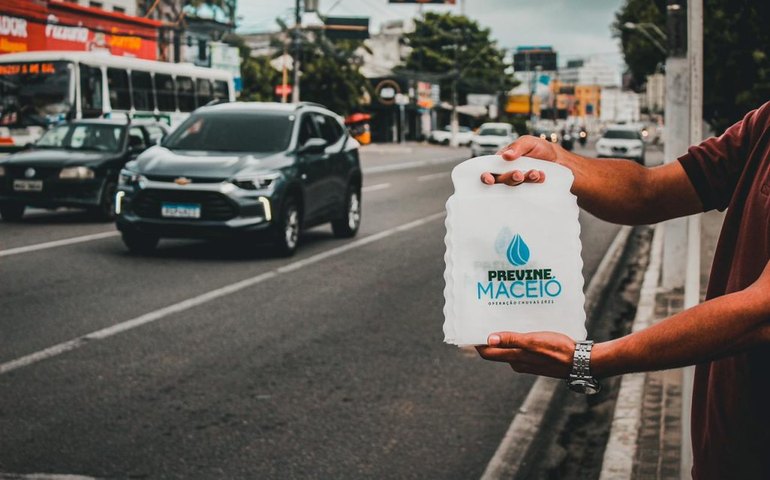 Para diminuir lixo nas ruas, Previne Maceió distribui 15 mil lixeiras para carro