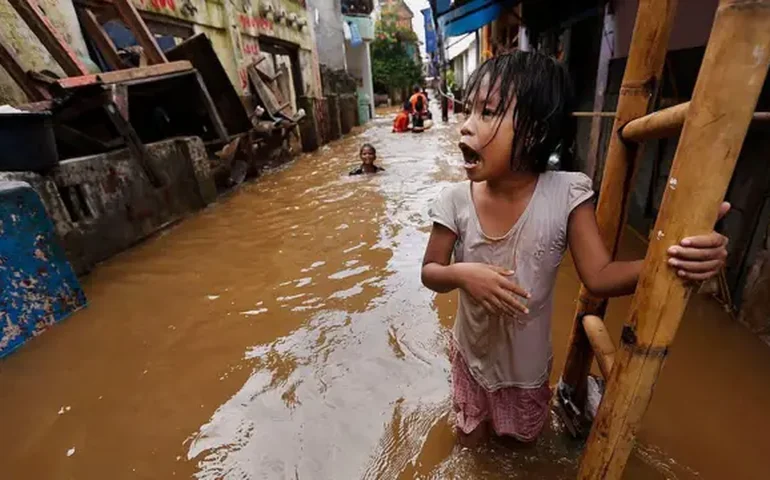 Clima extremo e casamento infantil: como inundações estão aumentando matrimônios forçados no Paquistão