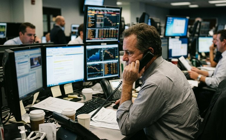 Ouro encerra em baixa após escalada de tensões entre Trump e Irã e avanço do dólar