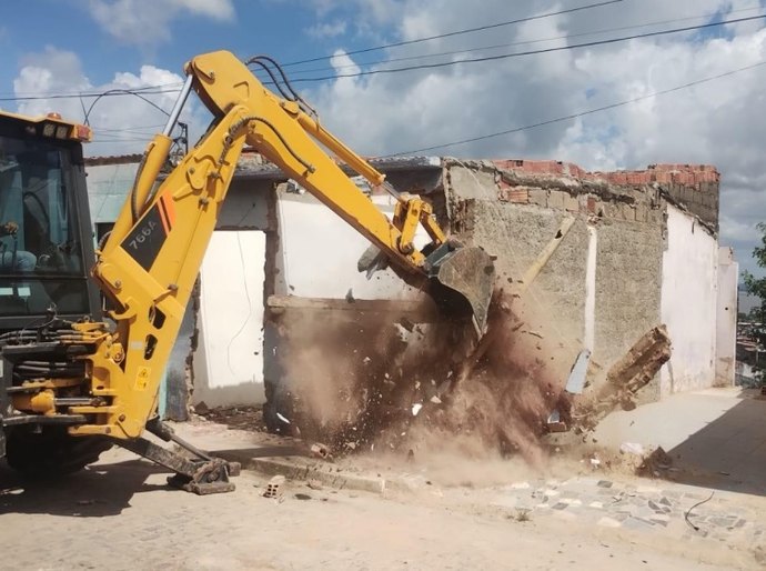 Sete imóveis com risco de colapso foram demolidos no bairro do Farol