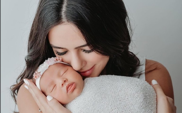 Bruna Biancardi faz ensaio 'newborn' de Mavie e mostra 'primeiro lookinho' da filha de Neymar