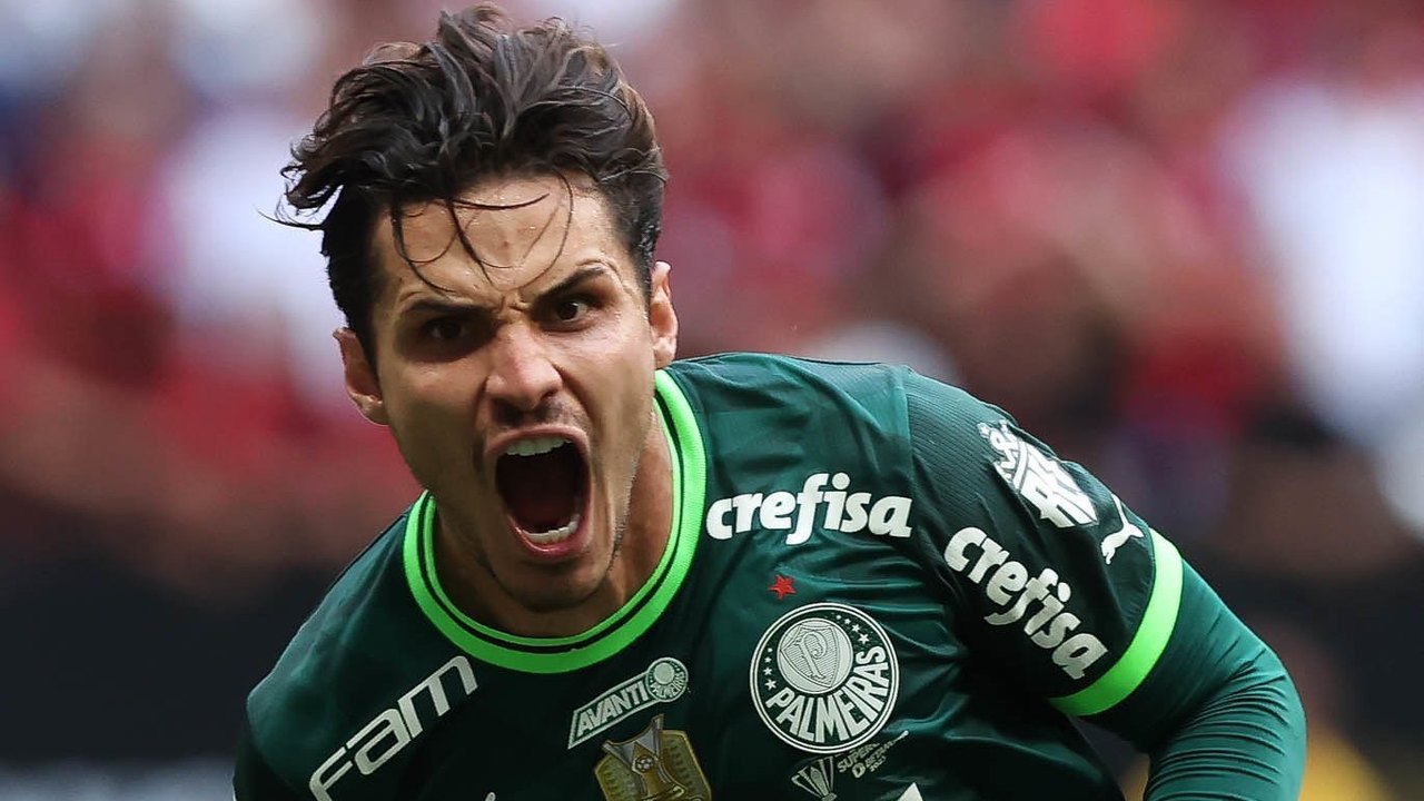 Raphael Veiga, do Palmeiras, protagoniza momento fofura durante férias na Tailândia; veja vídeo