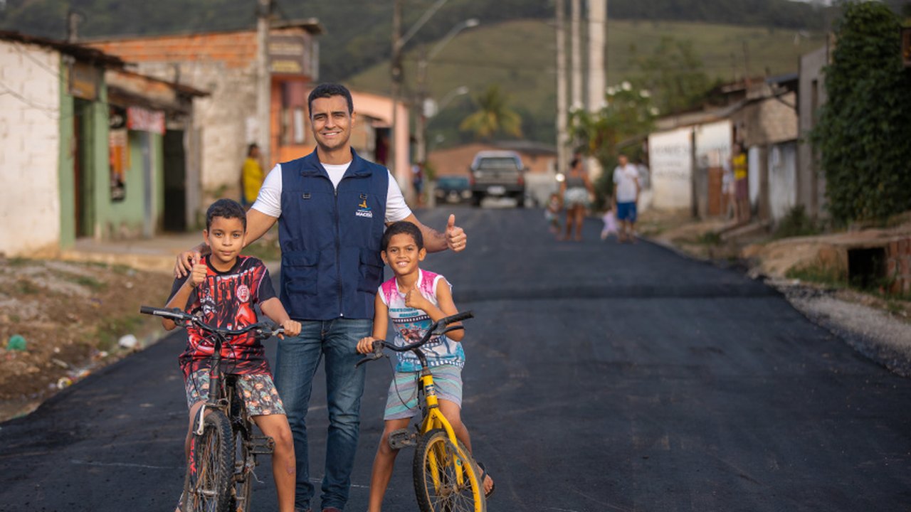 Prefeito JHC vistoria obras de pavimentação asfáltica no Rio Novo