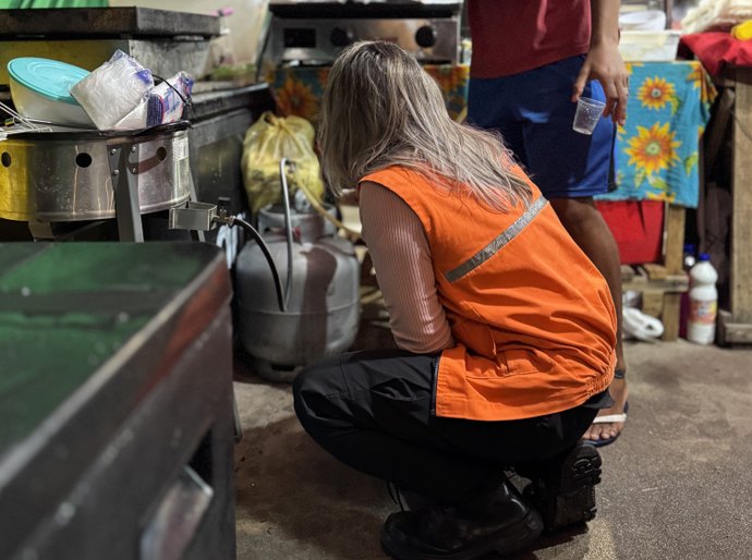 Defesa Civil vistoria botijões de gás nas barracas de lanches do São João