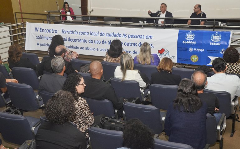 Sesau promove encontro para discutir cuidado aos usuários de álcool e outras drogas