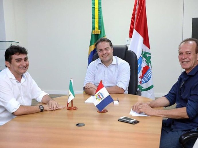 Prefeito Zé Adelson se reúne com governador Renan Filho em Maceió