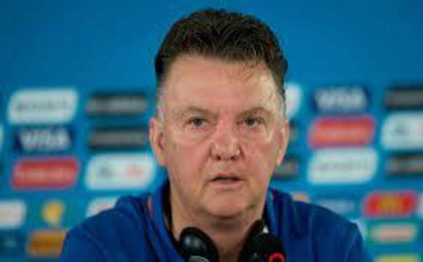 Federação holandesa presta homenagem ao técnico Van Gaal, que dá adeus à seleção