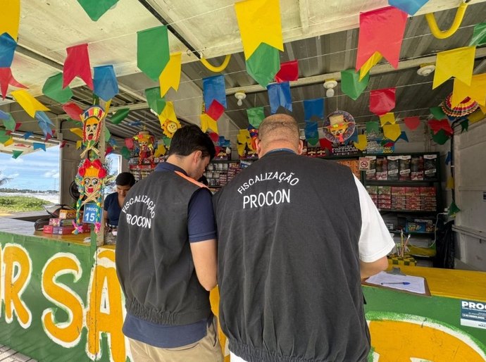 Procon Maceió fiscaliza comércio de fogos de artifício e orienta consumidores sobre compras seguras