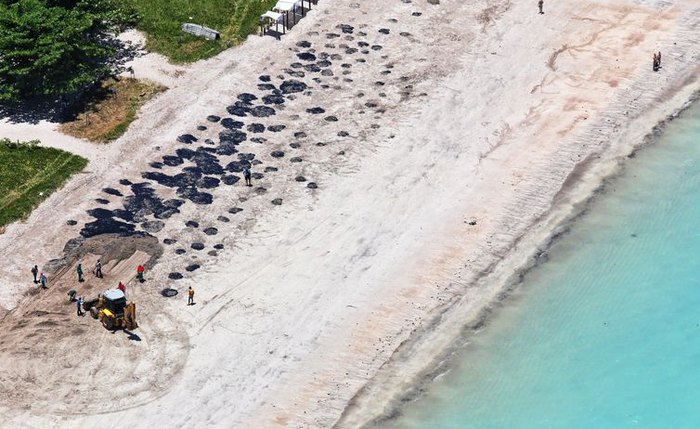 Óleo atingiu inicialmente o litoral do Nordeste, mas agora fragmentos são vistos em praias de Linhares, no Espírito Santo