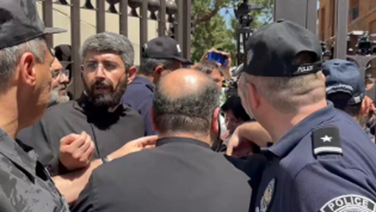 Polícia da Armênia entra em confronto com sacerdotes da Igreja Apostólica na residência do patriarca