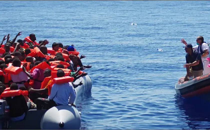 Vídeo mostra o resgate dramático de grupo de refugiados em naufrágio, na Indonésia; assista