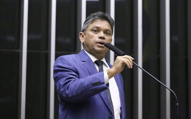 Comissão aprova proibição de cancelamento de bolsas para pesquisa científica