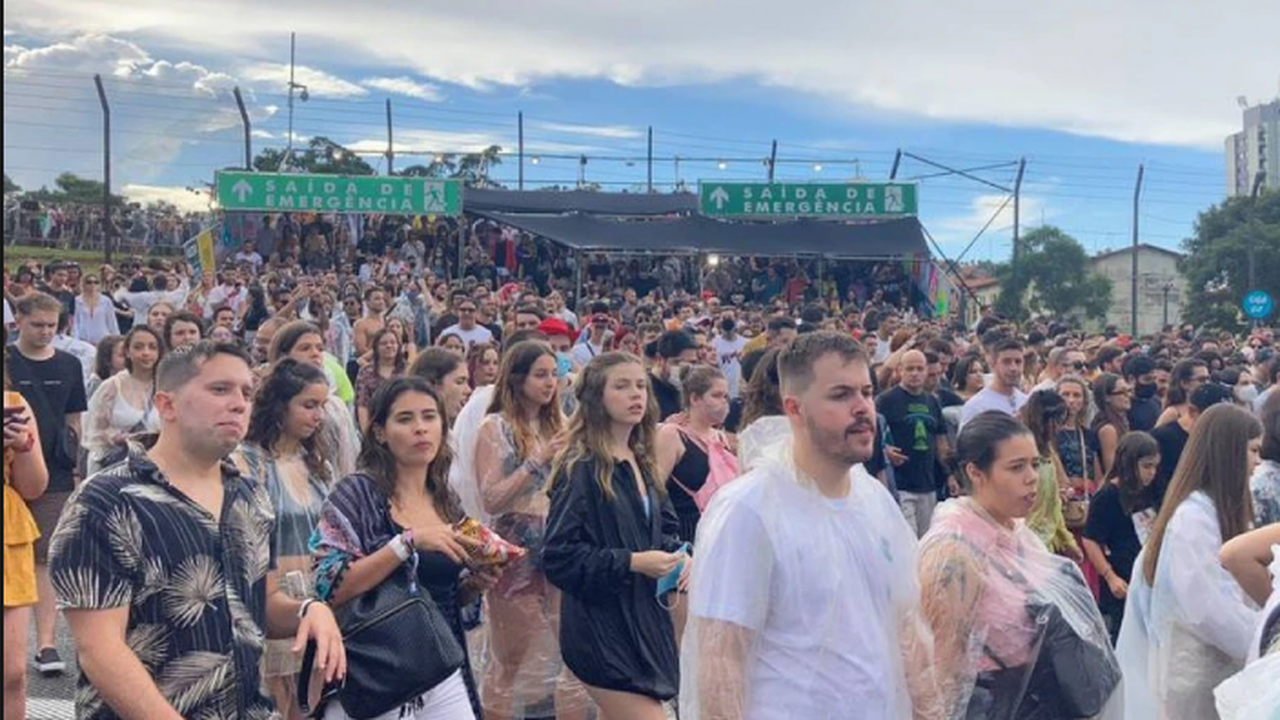 Lollapalooza 2022: Chuva forte interrompe sequência de shows no primeiro dia
