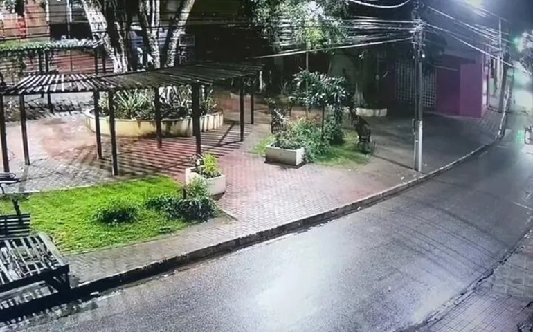 Câmeras flagram suspeito de matar namorado em Palmeira dos Índios; homem foi indiciado