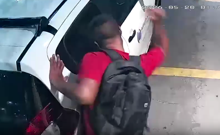 Câmeras registraram homem tentando quebrar vidro de carro com pedra no Benedito Bentes
