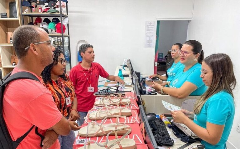 Semarh Penedo e Associação Recicla orientam comércio para reduzir descarte de lixo reciclável