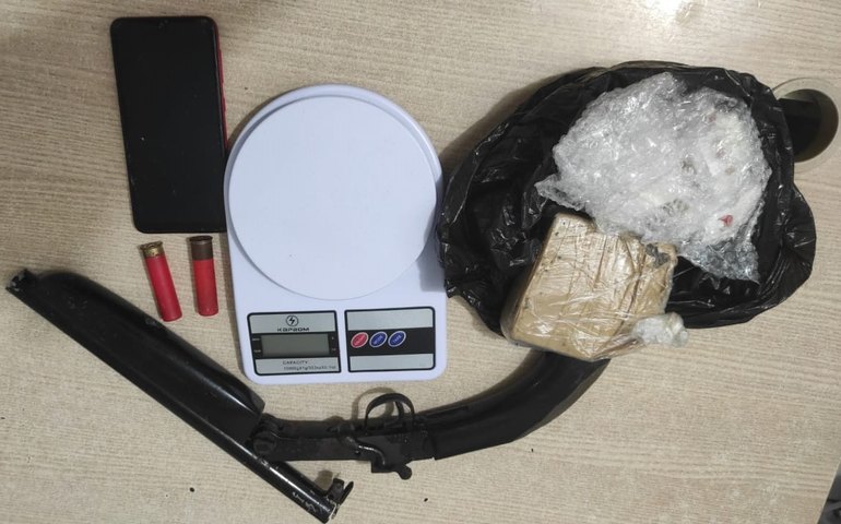 Jovem é autuado após ser preso com drogas e espingarda na Grota do Canaã