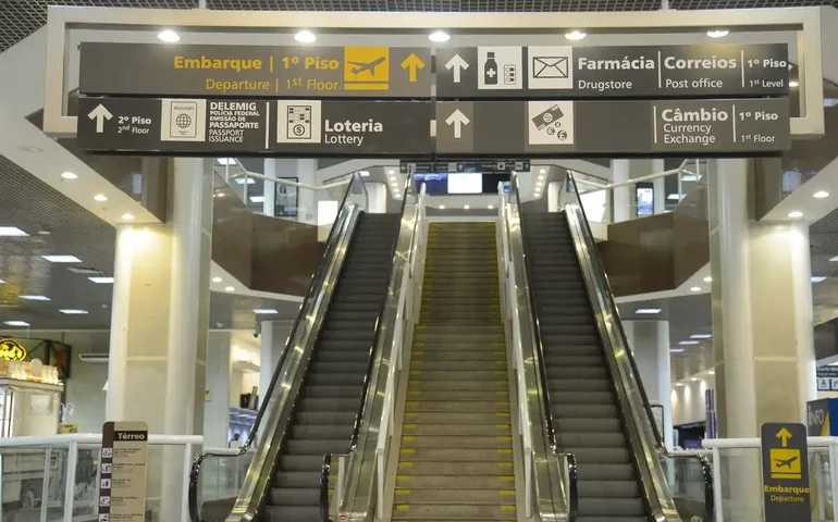 Cantora denuncia racismo em aeroporto do Rio: 'Acabaram de revistar meu cabelo'; Infraero nega
