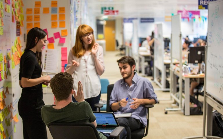 Após bonança, startups freiam gastos