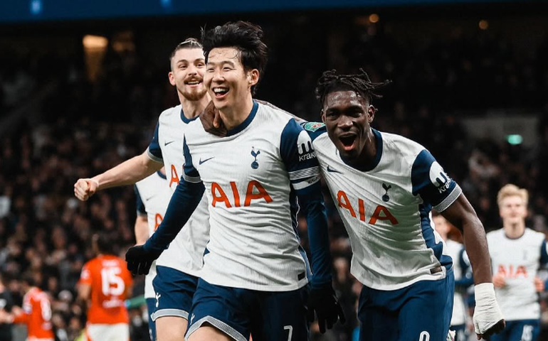 Tottenham vence Manchester United com gol olímpico e vai à semifinal da Copa da Liga Inglesa