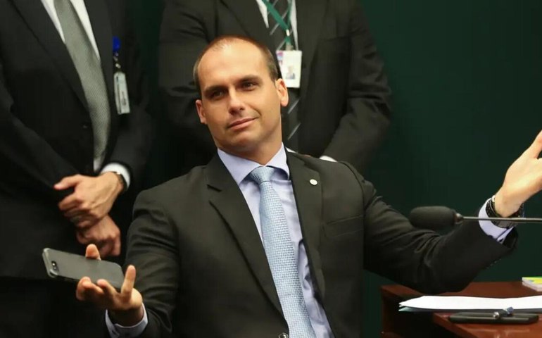 Eduardo Bolsonaro envia ofício a presidente da Câmara solicitando exercer mandato dos EUA