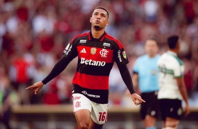 Flamengo vence o Coritiba e vai para as férias na vice-liderança do Brasileirão