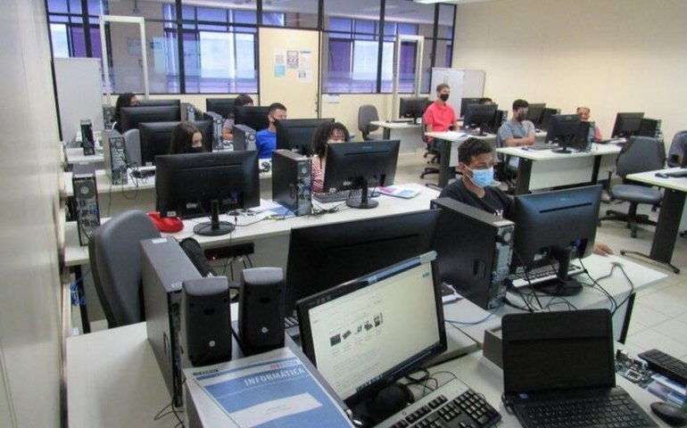 Jovens assistidos pela Assistência Social participam de curso de operador de computador