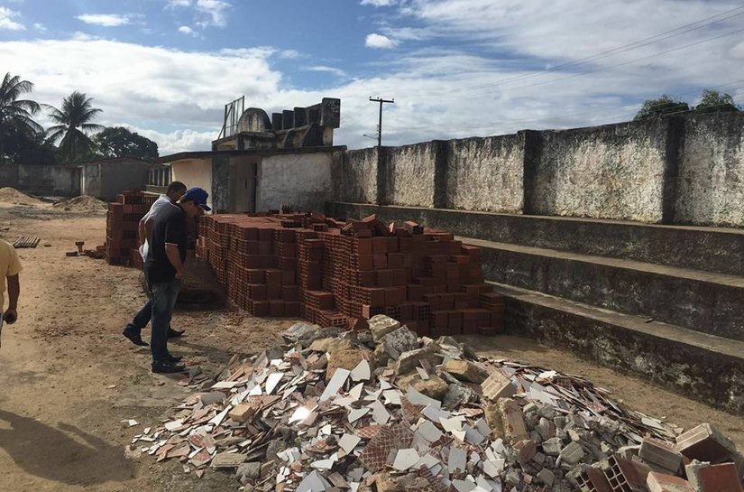 Prefeito de Anadia visita obras de reforma do Estádio Teixeirão