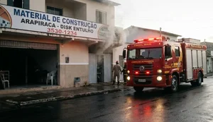 Susto na madrugada: princípio de incêndio atinge loja de construção em Arapiraca; fogo começou no quadro elétrico