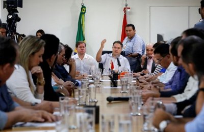 Governador pede união de prefeitos para recuperar cidades