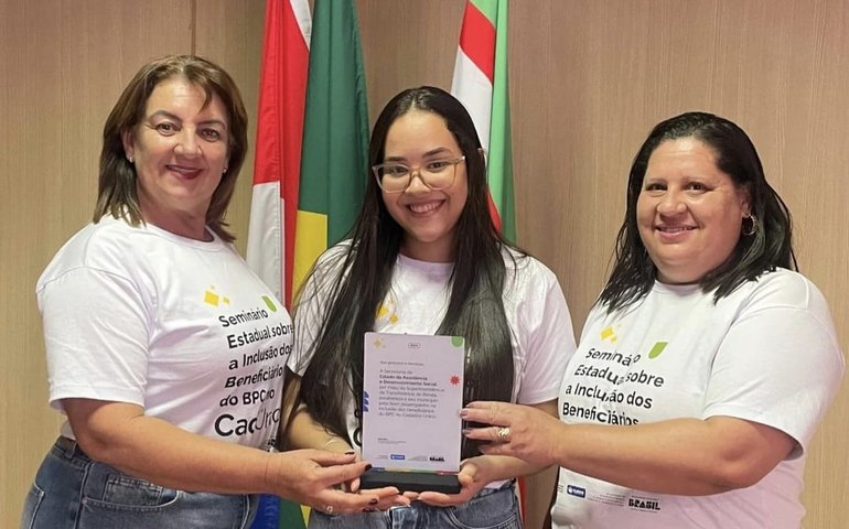 Município de Belo Monte recebe placa de reconhecimento da Seades por trabalho na área de assistência social