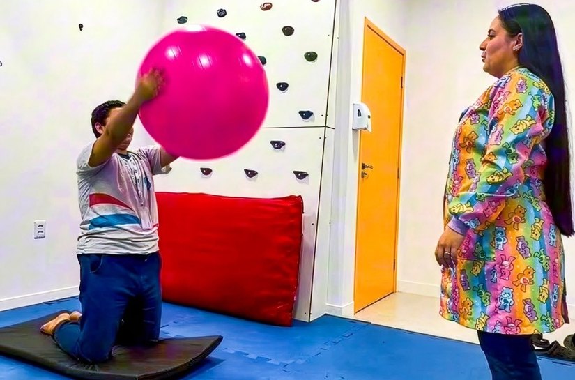 Fisioterapia fortalece desenvolvimento motor e amplia autonomia de crianças e adolescentes na Casa do Autista