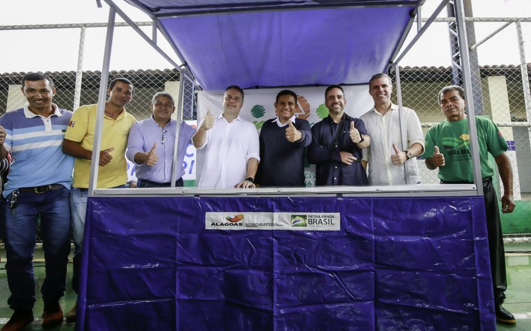 Seagri-A­­­­­­­­­­­­L entrega 401 cisternas e 121 barracas de feira em Palmeira dos Índios